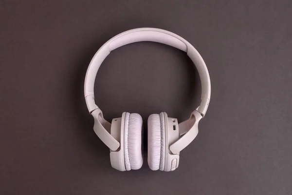 Kahverengi Arkaplanda Açık Pembe Kablosuz Kulaklık — Stok fotoğraf