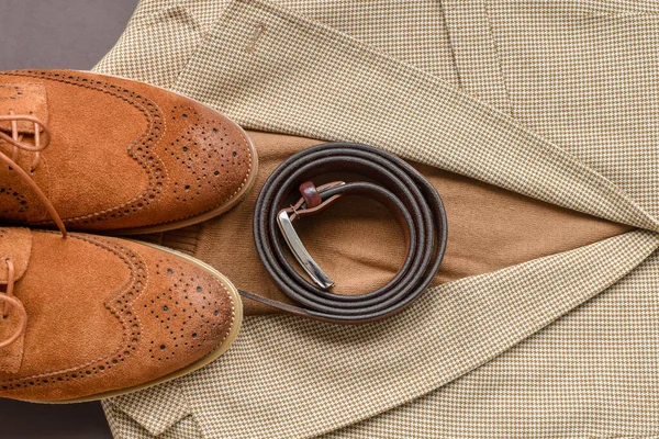 Ein Paar Braune Wildleder Derbyschuhe Gegen Beige Turnschuhe Auf Braunem — Stockfoto