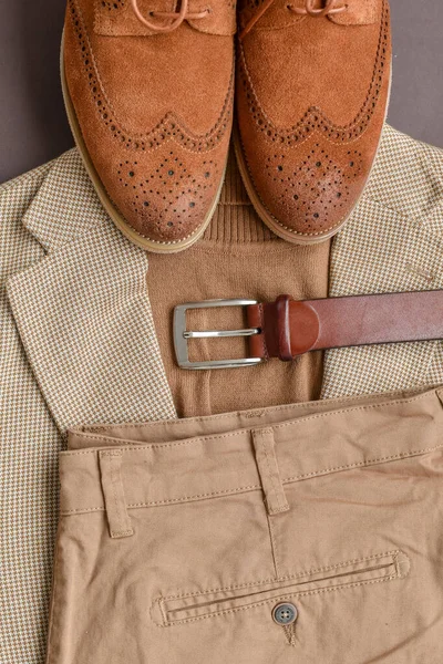 男性棕色绒面革扫帚鞋 配上浅米色夹克 奇诺裤子和腰带 有选择的重点 — 图库照片
