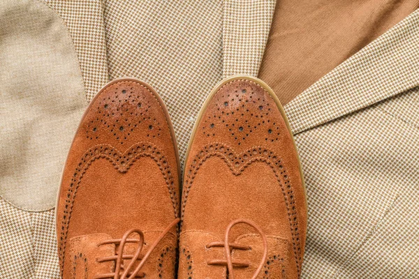 男性ブラウンスエードダービーの靴とライトベージュのブレザー トップ表示 — ストック写真