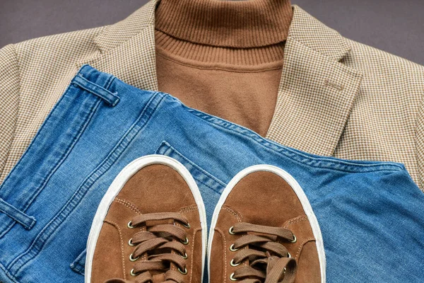 Braune Wildlederschuhe Kombiniert Mit Hellbeigem Blazer Blauer Jeans Und Gürtel — Stockfoto