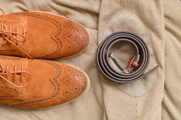 Herren Braune Wildlederschuhe Kombiniert Mit Hellbeigem Blazer Und Gürtel Selektiver — Stockfoto