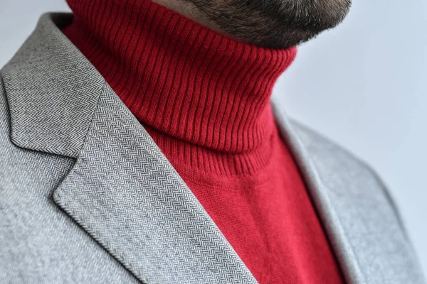 Açık renk tüvit ceketle parlak kırmızı kazak giyen adamlara yakın durun. Seçici odak.