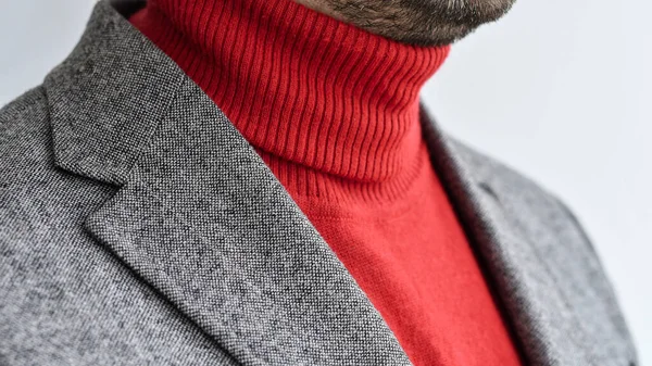 Erkek gri yün ceketi ile kırmızı moda süveteri birleştir. Seçici odak.
