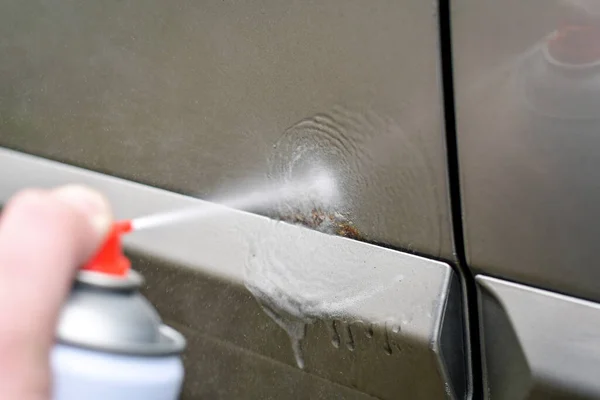 Auto Mecânico Injeta Spray Ferrugem Para Proteger Superfície Corroída Carro — Fotografia de Stock