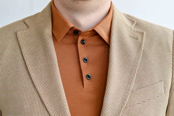 Detail Der Sommerbekleidung Hellbeiger Blazer Kombiniert Mit Braunem Polo — Stockfoto