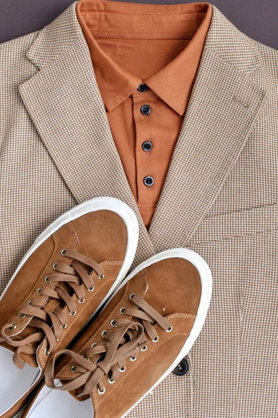 Men Brown Suede Sneakers Combined Light Beige Blazer Shirt Casual — Stockfoto