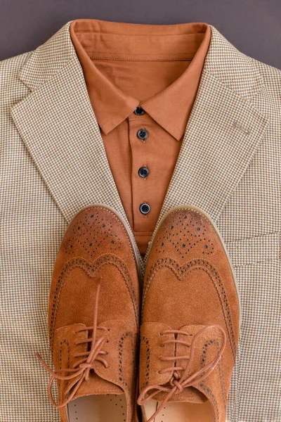 男性ブラウンスエードブルーの靴は ライトベージュのシャツと組み合わせる 夏の見通し トップ表示 — ストック写真