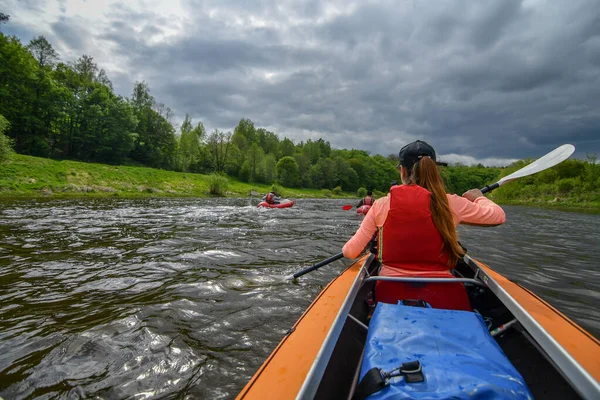 Jolie Fille Blonde Ramant Kayak Sur Rivière Sports Extrêmes Vue — Photo