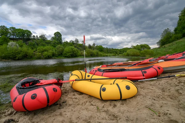 Packraft Bateaux Caoutchouc Kayaks Sur Rive Sablonneuse Rivière Avec Ciel — Photo