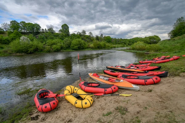 Packraft Bateaux Caoutchouc Kayaks Sur Rive Sablonneuse Rivière Avec Ciel — Photo