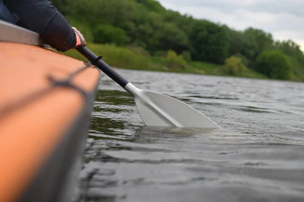 Vue Arrière Une Main Avec Paddle Kayak Sur Rivière Concept — Photo