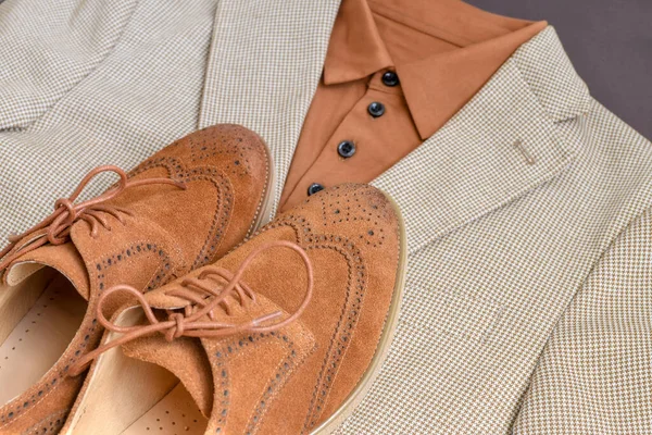 Zapatos Brogue Gamuza Marrón Para Hombre Combinados Con Camisa Beige —  Fotos de Stock