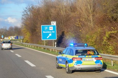 Polis arabası otoyolda başka bir arabayı takip ediyor. Seçici odak.
