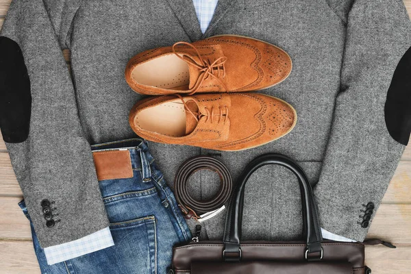 一双棕色的绒面革皮鞋 蓝色牛仔裤 皮包和灰色斜纹夹克腰带 随意的商业前景 顶部视图 — 图库照片