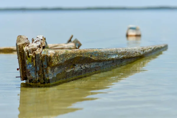 Старая Разрушенная Рыбацкая Лодка Осталась Берегу Озера Селективный Фокус — стоковое фото