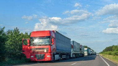 Gümrük kontrol noktasında büyük bir trafik sıkışıklığında bir sürü kamyon var..