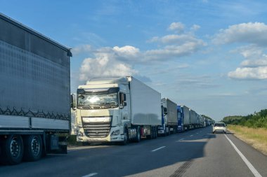 Gümrük kontrol noktasında büyük bir trafik sıkışıklığında bir sürü kamyon var..