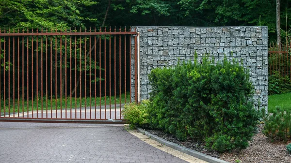 Close View Entrance House Woods Modern Gates Rust Effect Gabion —  Fotos de Stock