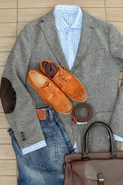 一双棕色的绒面革皮鞋 蓝色牛仔裤 皮革和灰色斜纹皮夹克包带 随意的商业前景 顶部视图 — 图库照片