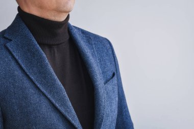 Kahverengi kazaklı klasik tüvit erkek ceketi. Moda ve yaşam tarzı. Ceketli bir işadamının portresi. Boşluğu kopyala.