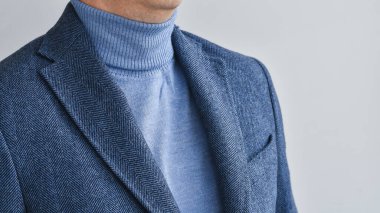 Klasik tüvit erkek ceketi ve mavi kazak. Moda ve yaşam tarzı. Ceketli bir işadamının portresi. Boşluğu kopyala.