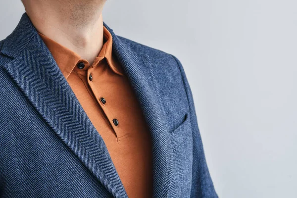 Fragment Van Blauwe Tweed Wollen Blazer Gecombineerd Met Beige Polo — Stockfoto