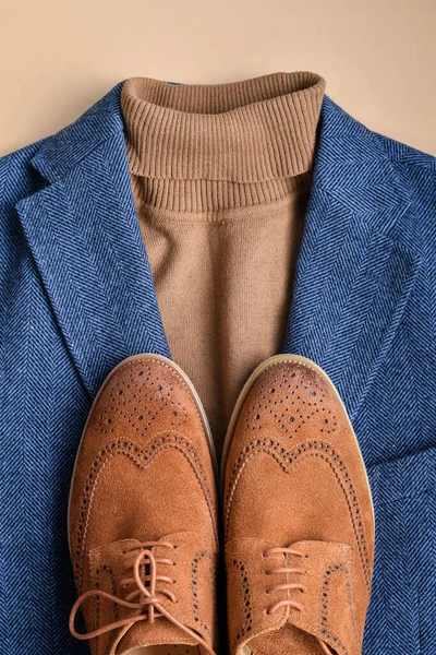 顶部看褐色绒面革皮鞋与蓝色斜纹夹克和米黄色毛衣 男人的秋季风貌 — 图库照片