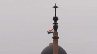 Delhi 'deki Hindistan Başkanlık Evi' nin tepesindeki bayrağı kapat. 4K 60p.
