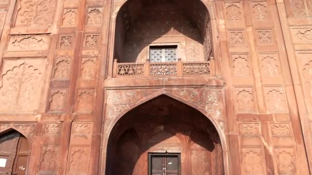 DELHI, INDIA - 15 DE MARZO DE 2019: clip de inclinación hacia abajo de una ventana y puerta en el fuerte rojo en Delhi, India — Vídeo de stock