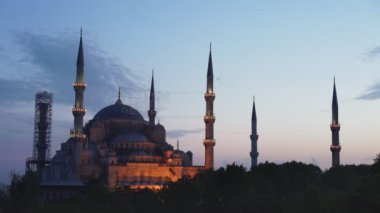 Alacakaranlıkta İstanbul 'daki Mavi Cami' nin dışında.