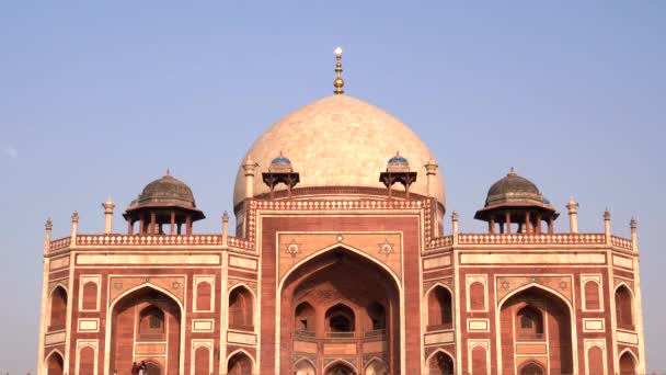 DELHI, INDIA - MARCH 15, 2019: afternoon close up of humayuns tomb in delhi, india — Stock Video