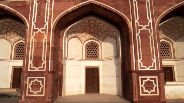 DELHI, INDIA - MARCH 15, 2019: zoom in on a doorway at humayuns tomb in delhi — Stock Video