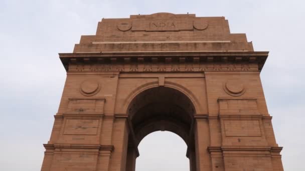 在Delhi- 4K 60p印度门顶部的低角度近距离放大 — 图库视频影像