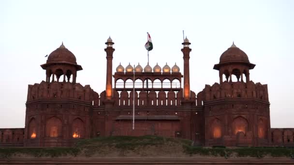 Crépuscule tilt up shot of red forts célèbre lahori gate in old delhi — Video