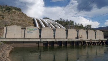 TALBINGO, AUSTRALYA - JAN, 12, 2021: Talbingo barajındaki elektrik santralinin yan görüntüsü