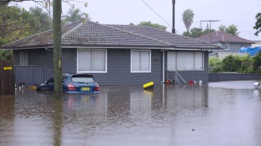 WINDSOR, AUSTRALIA - MAR, 23, 2021: Sel sularının altındaki Windsor 'da bir ev ve araba manzarası