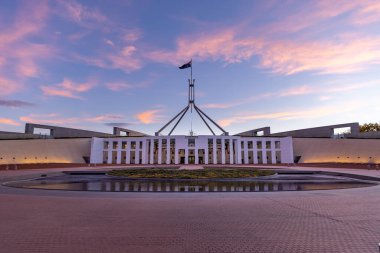 Canberra 'daki federal parlamento binasının günbatımı manzarası