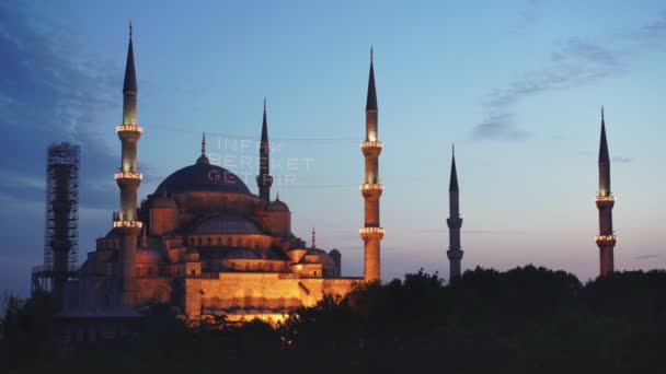 Powiększenie o zmierzchu podświetlanego niebieskiego meczetu na zewnątrz — Wideo stockowe