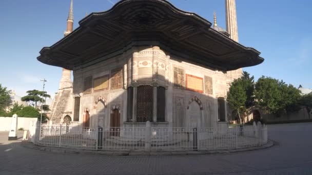 Enge Gimbalklemme, die den antiken Ahmed III. Brunnen in Istanbul umkreist — Stockvideo