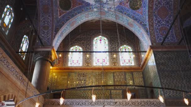 ISTANBUL, TURQUIA - MAIO, 21, 2019: inclinação para cima tiro do interior da mesquita azul em istanbul — Vídeo de Stock