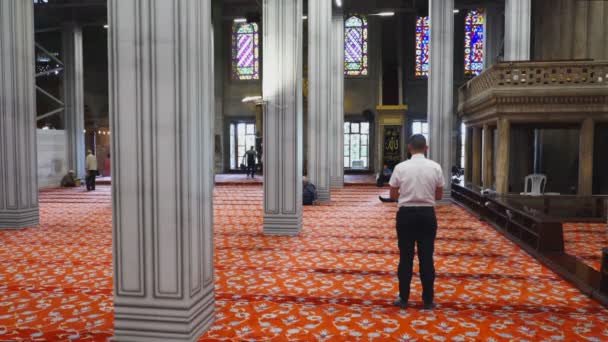 ISTANBUL, TURQUÍA - 21 de mayo de 2019: el hombre musulmán reza y adora en la mezquita azul — Vídeos de Stock