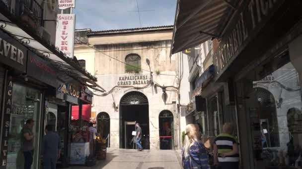 ISTANBUL, TURQUÍA - 22 DE MAYO DE 2019: clip de gimbal caminando hacia la entrada del gran bazar en Estambul — Vídeo de stock