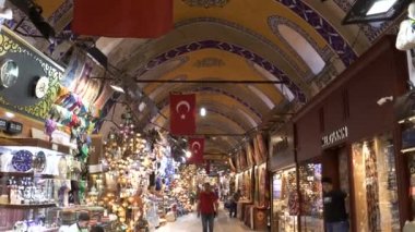 İSTANBUL, TURKEY - MAYIS, 22, 2019: İstanbul 'daki Türk bayraklarıyla büyük pazarın iç kesimi