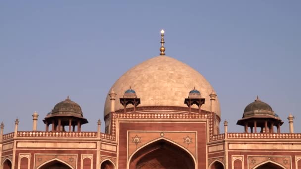 DELHI, INDIA - MARCH 15, 2019: close pan of the front of humayuns tomb in delhi, india — Stock Video