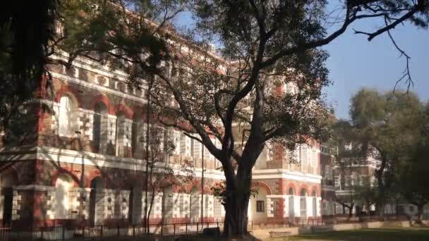 DELHI, INDIA - MARCH 15, 2019: zoom in on the british army barracks at red fort in old delhi- 4K 60p — Stock Video