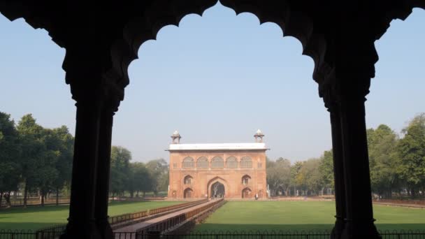 DELHI, INDIA - 15 DE MARZO DE 2019: un edificio en el fuerte rojo enmarcado por un arco en la antigua delhi- 4K 60p — Vídeos de Stock