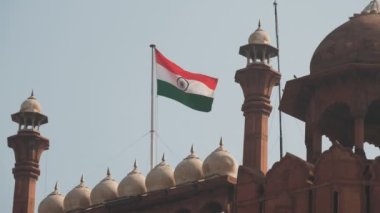 Eski Delhi 'deki kırmızı kalenin üzerinde dalgalanan Hint bayrağını kapatın. 4K 60p.