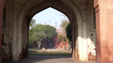 DELHI, Hindistan - 15 Mart 2019: Delhi, Hindistan 'da bir kemer tarafından çerçevelenmiş kırmızı kale lahori kapısı girişi