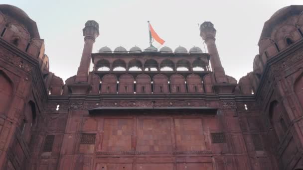 Visão de baixo ângulo da bandeira indiana que voa no forte vermelho no delhi- 4K 60p velho — Vídeo de Stock